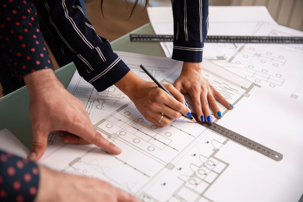 Architekt arbeitet an einem Grundriss