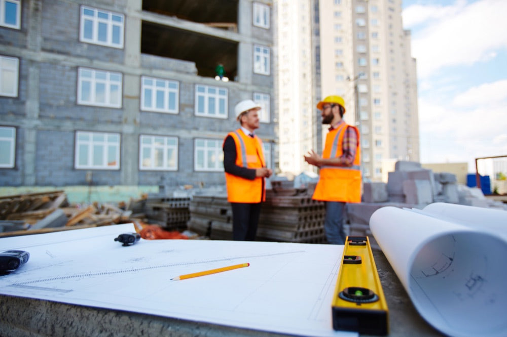 Projektentwickler besprechen sich auf der Baustelle
